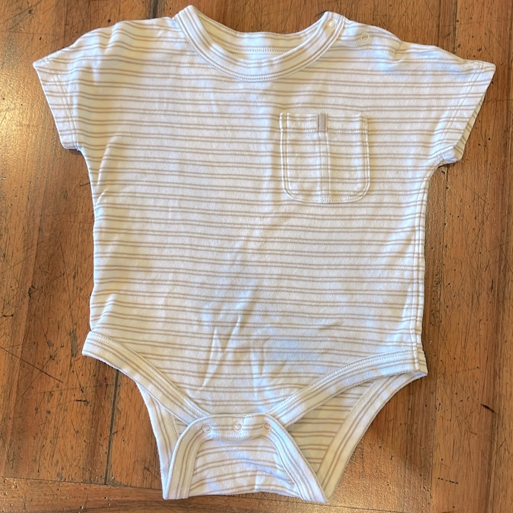 BANANA REPUBLIC | Tan and white stripe Supima cotton onesie BODYSUIT | 18-24m